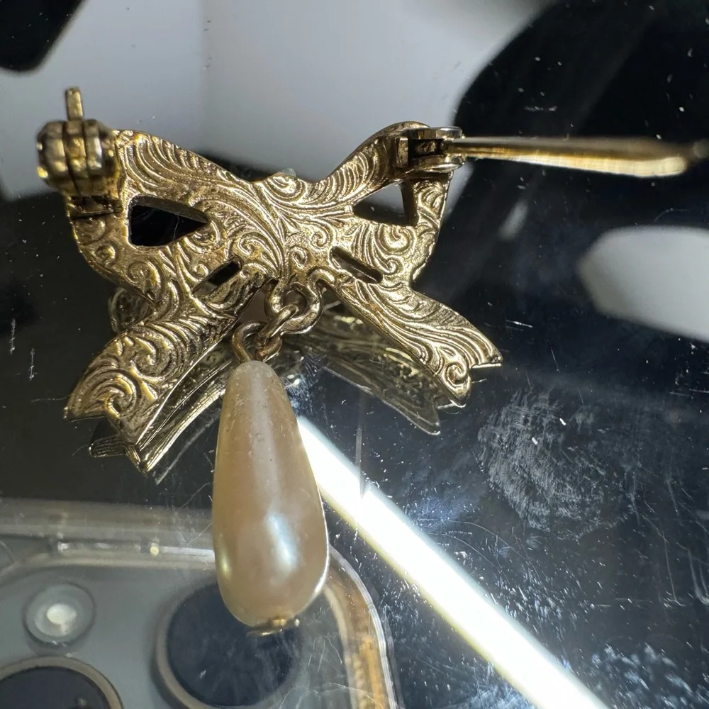 pendant, gold tone ribbon with Rosebud dangling faux pearl 1”